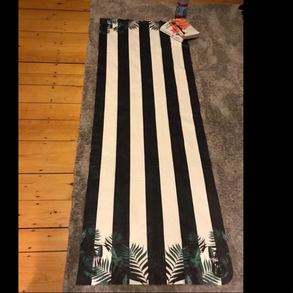 NWOT Lulu Yoga Towel Black White and Tropical